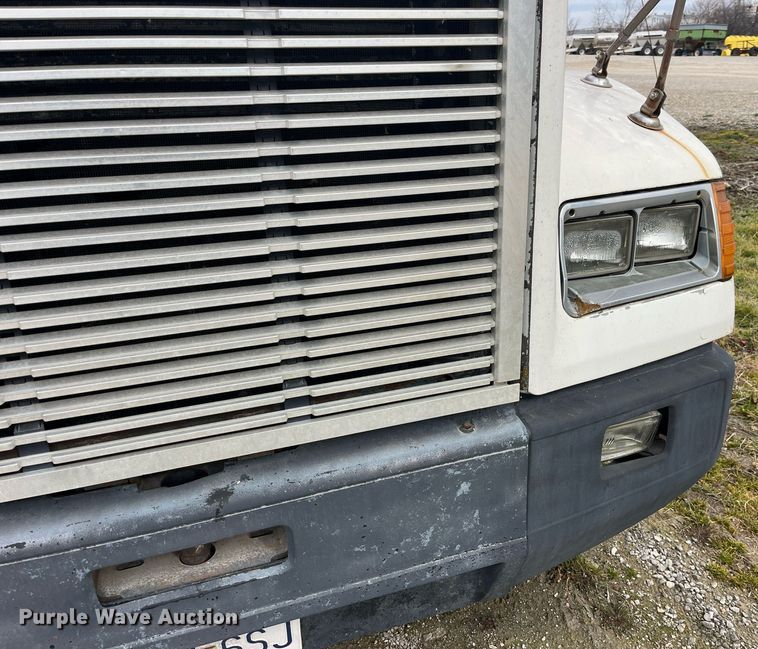 image for item LD9952 1994 Freightliner  FLD semi truck