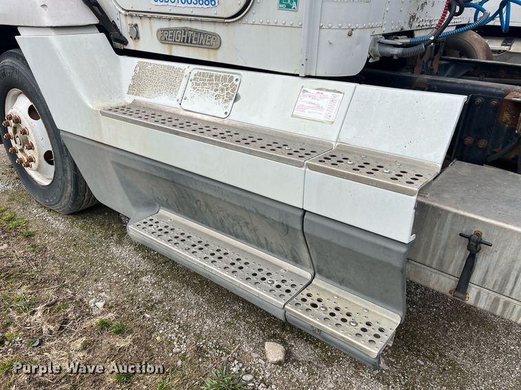 image for item LD9952 1994 Freightliner  FLD semi truck