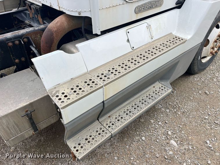 image for item LD9952 1994 Freightliner  FLD semi truck