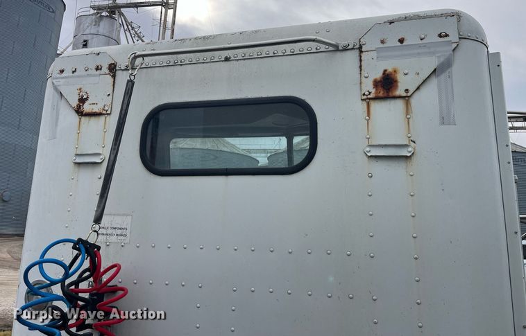 image for item LD9952 1994 Freightliner  FLD semi truck