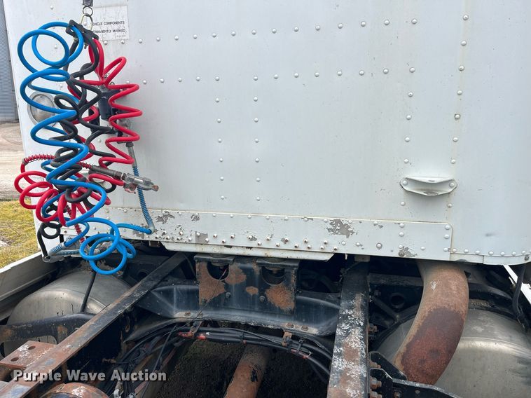 image for item LD9952 1994 Freightliner  FLD semi truck