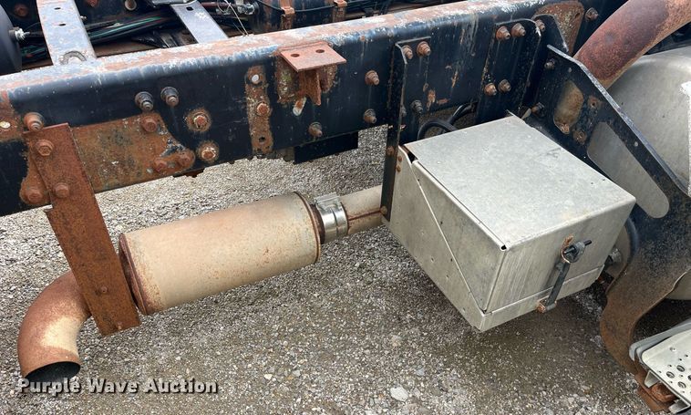 image for item LD9952 1994 Freightliner  FLD semi truck