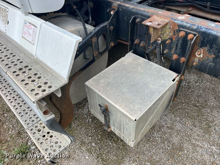 image for item LD9952 1994 Freightliner  FLD semi truck