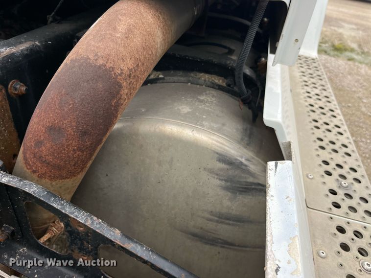 image for item LD9952 1994 Freightliner  FLD semi truck