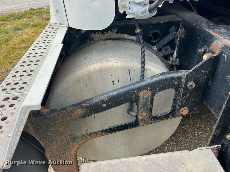 image for item LD9952 1994 Freightliner  FLD semi truck