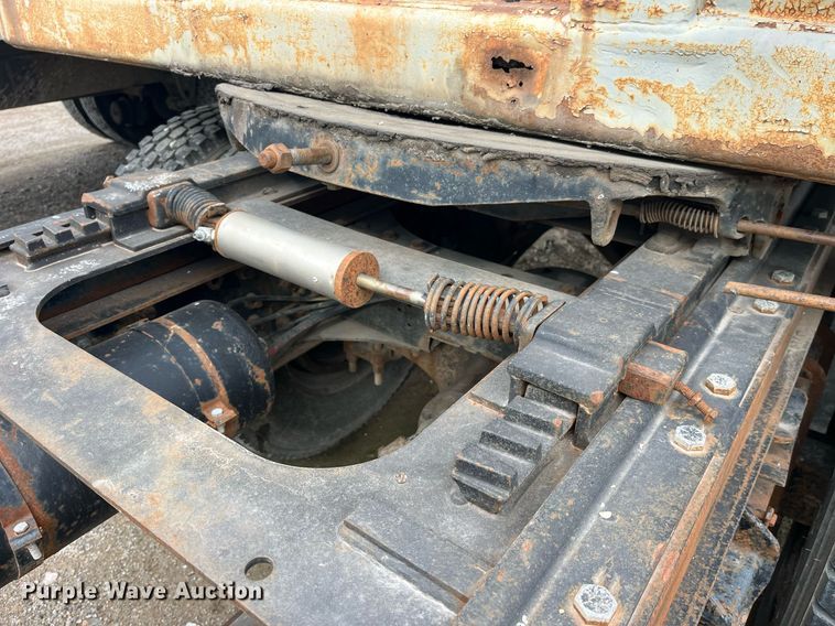 image for item LD9952 1994 Freightliner  FLD semi truck