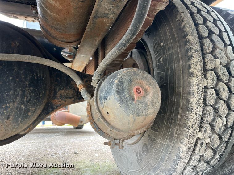 image for item LD9952 1994 Freightliner  FLD semi truck