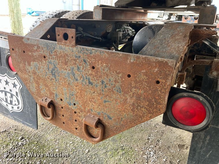 image for item LD9952 1994 Freightliner  FLD semi truck