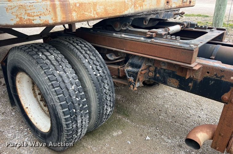 image for item LD9952 1994 Freightliner  FLD semi truck