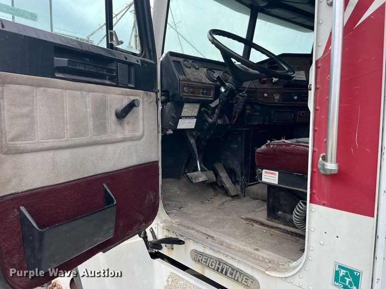 image for item LD9952 1994 Freightliner  FLD semi truck