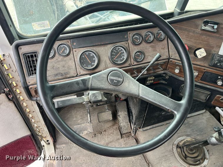 image for item LD9952 1994 Freightliner  FLD semi truck