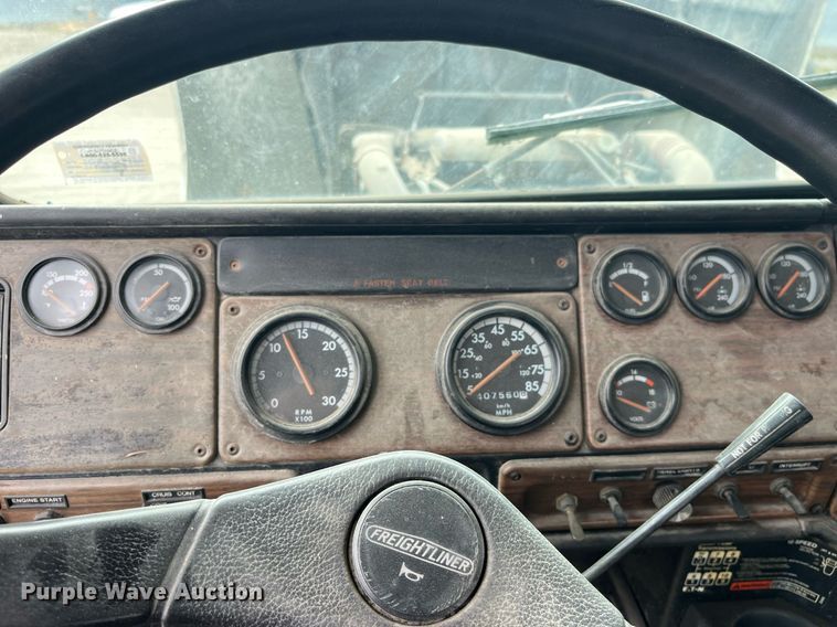 image for item LD9952 1994 Freightliner  FLD semi truck