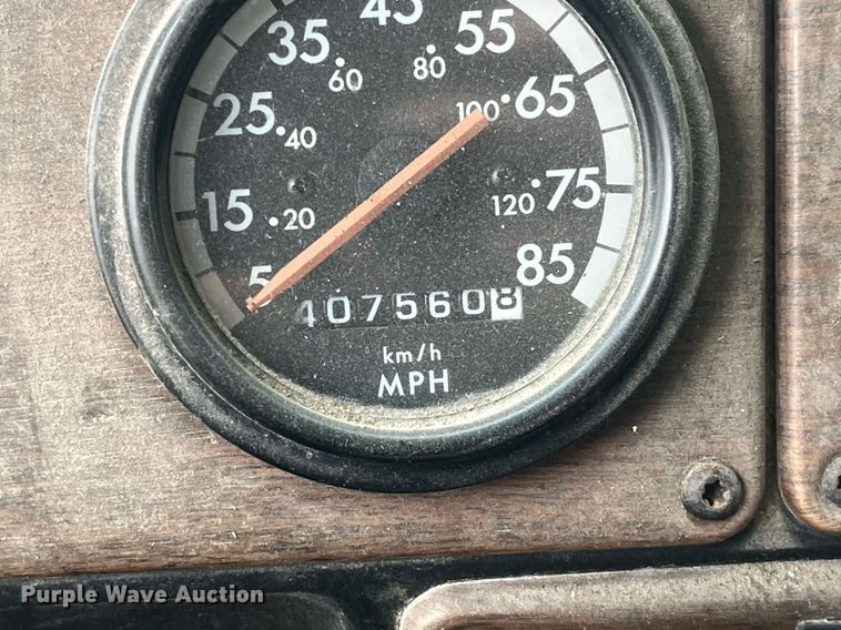 image for item LD9952 1994 Freightliner  FLD semi truck