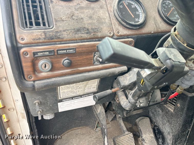 image for item LD9952 1994 Freightliner  FLD semi truck