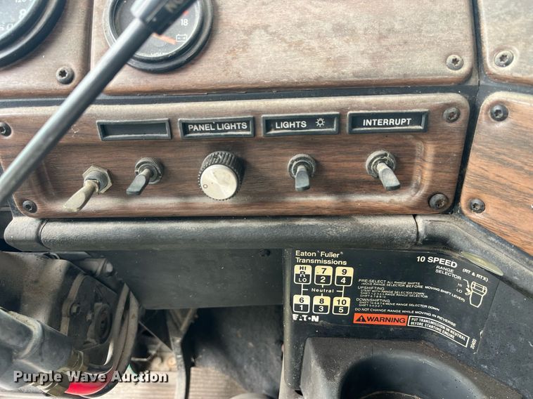 image for item LD9952 1994 Freightliner  FLD semi truck