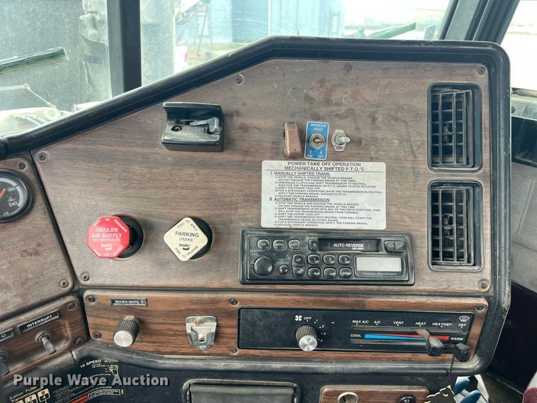 image for item LD9952 1994 Freightliner  FLD semi truck