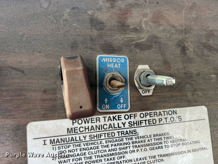 image for item LD9952 1994 Freightliner  FLD semi truck