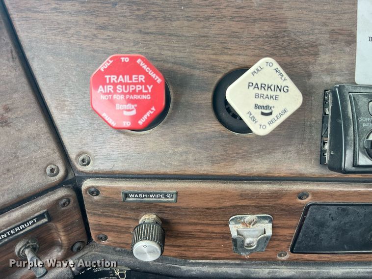 image for item LD9952 1994 Freightliner  FLD semi truck