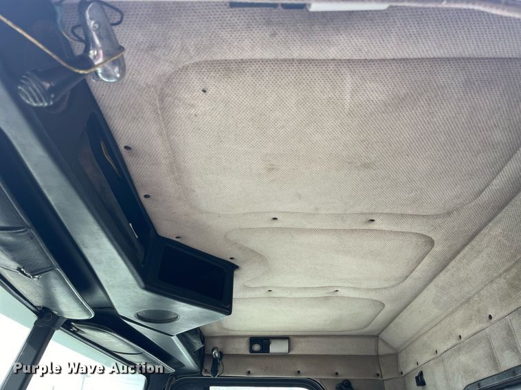 image for item LD9952 1994 Freightliner  FLD semi truck