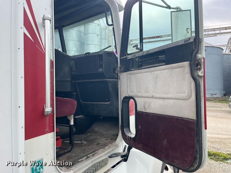 image for item LD9952 1994 Freightliner  FLD semi truck