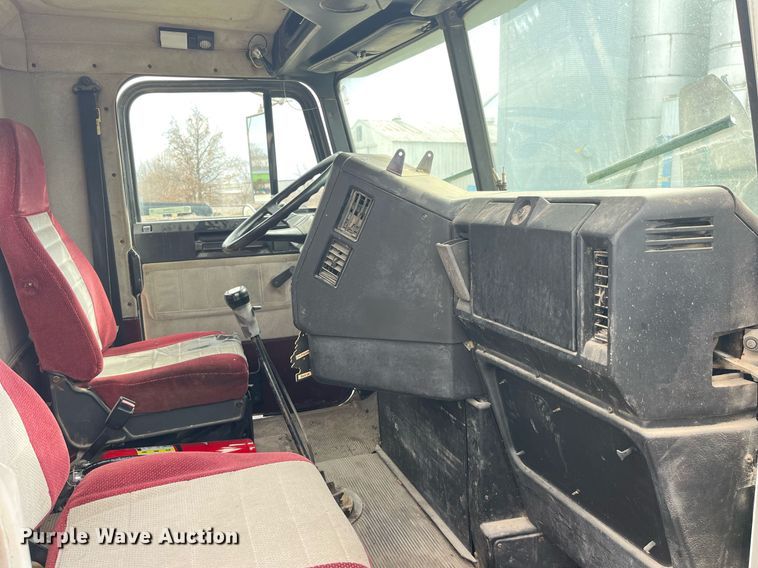 image for item LD9952 1994 Freightliner  FLD semi truck