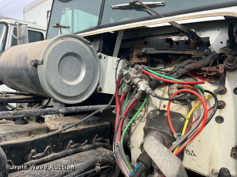 image for item LD9952 1994 Freightliner  FLD semi truck