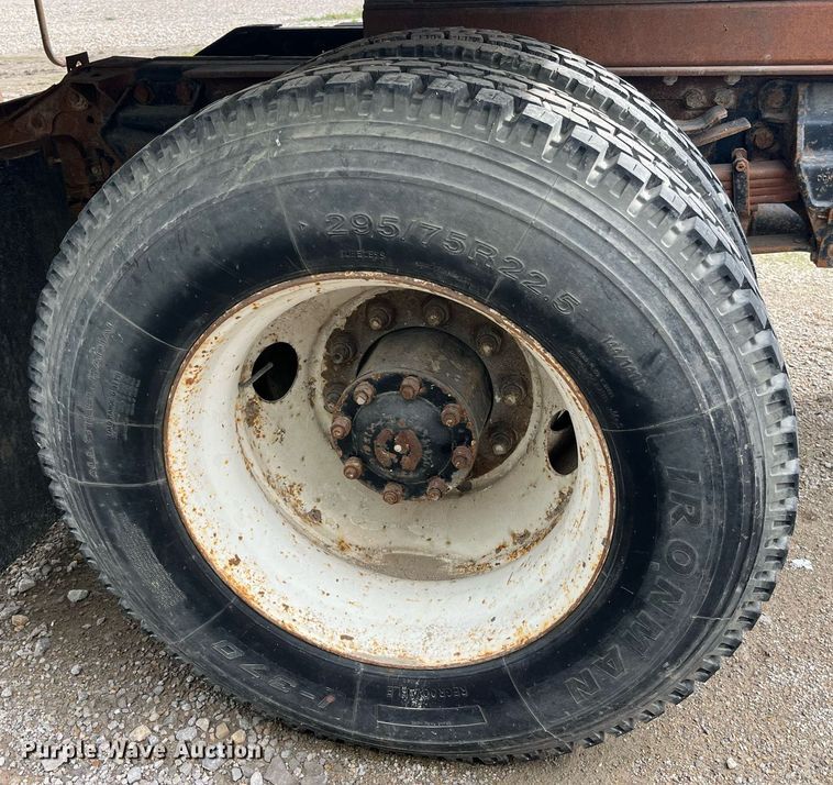 image for item LD9952 1994 Freightliner  FLD semi truck