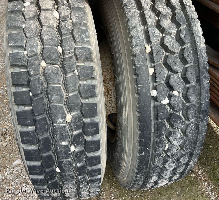 image for item LD9952 1994 Freightliner  FLD semi truck