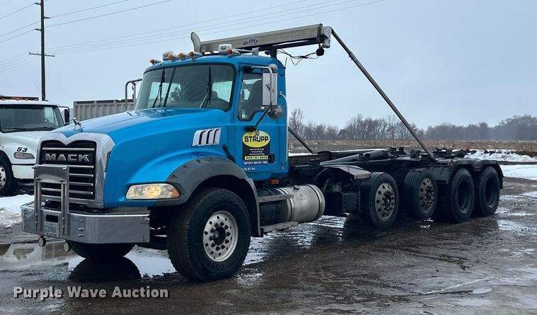 image for item LO9483 2007 Mack CTP713B roll-off container truck