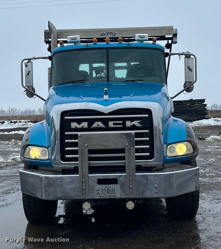 image for item LO9483 2007 Mack CTP713B roll-off container truck