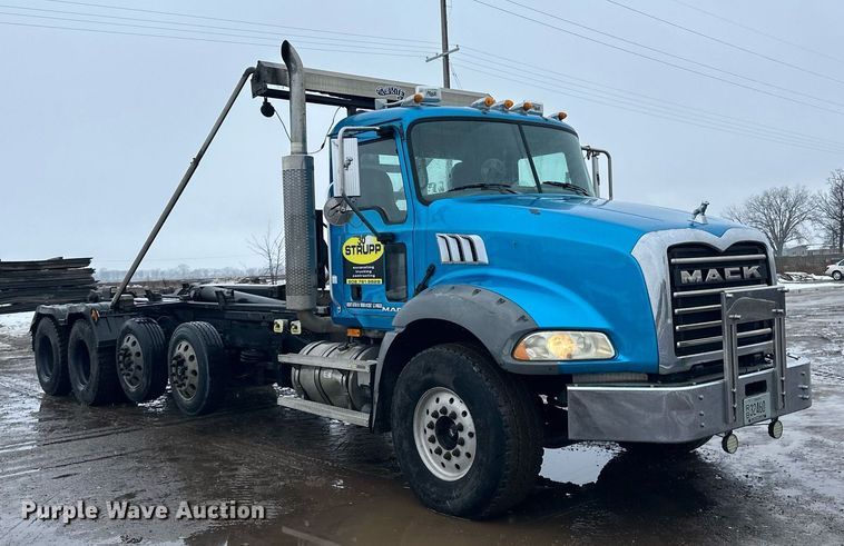 image for item LO9483 2007 Mack CTP713B roll-off container truck