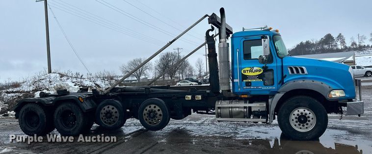 image for item LO9483 2007 Mack CTP713B roll-off container truck