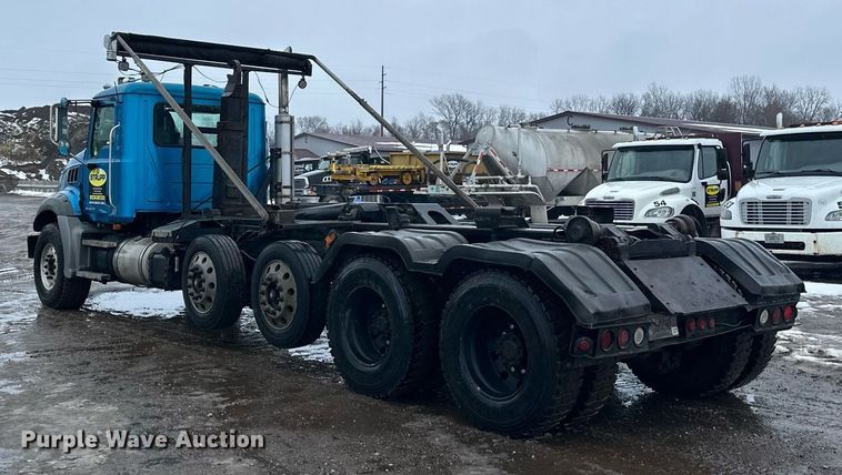 image for item LO9483 2007 Mack CTP713B roll-off container truck