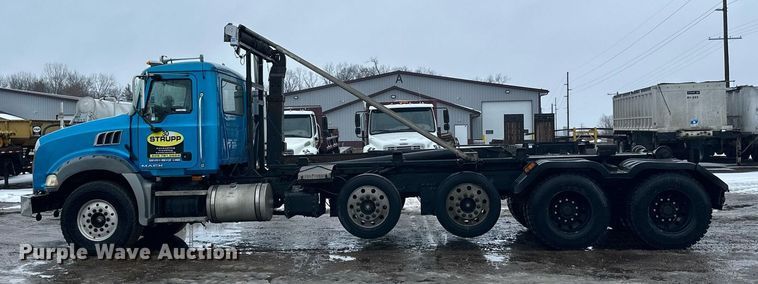 image for item LO9483 2007 Mack CTP713B roll-off container truck