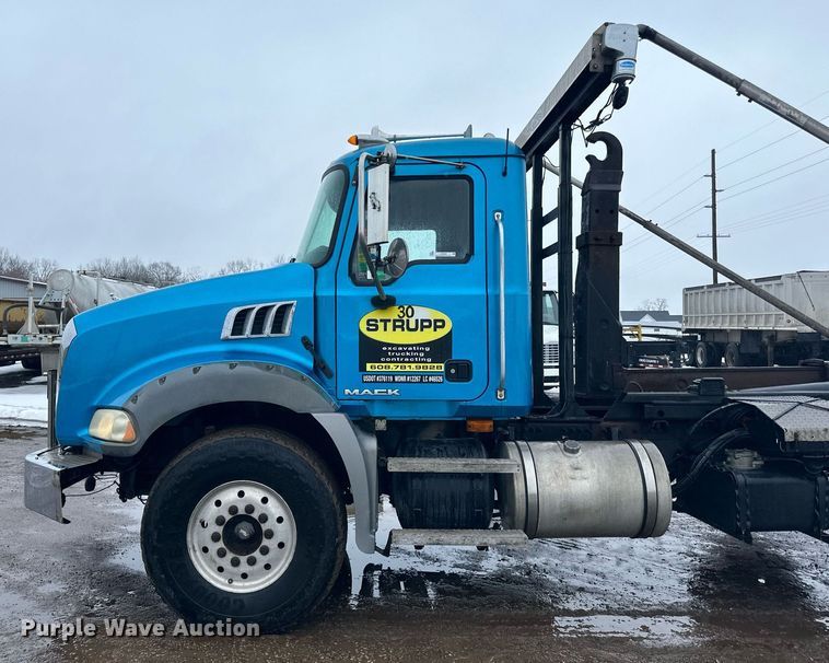 image for item LO9483 2007 Mack CTP713B roll-off container truck