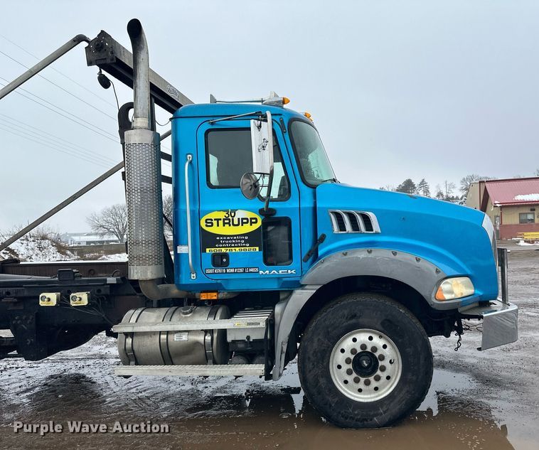 image for item LO9483 2007 Mack CTP713B roll-off container truck