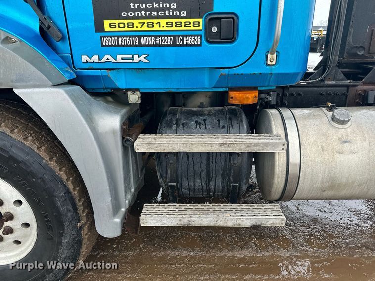 image for item LO9483 2007 Mack CTP713B roll-off container truck