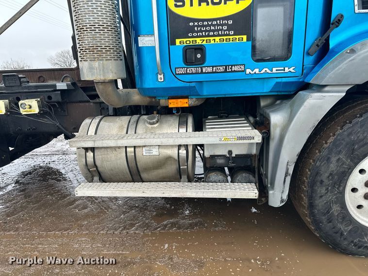 image for item LO9483 2007 Mack CTP713B roll-off container truck