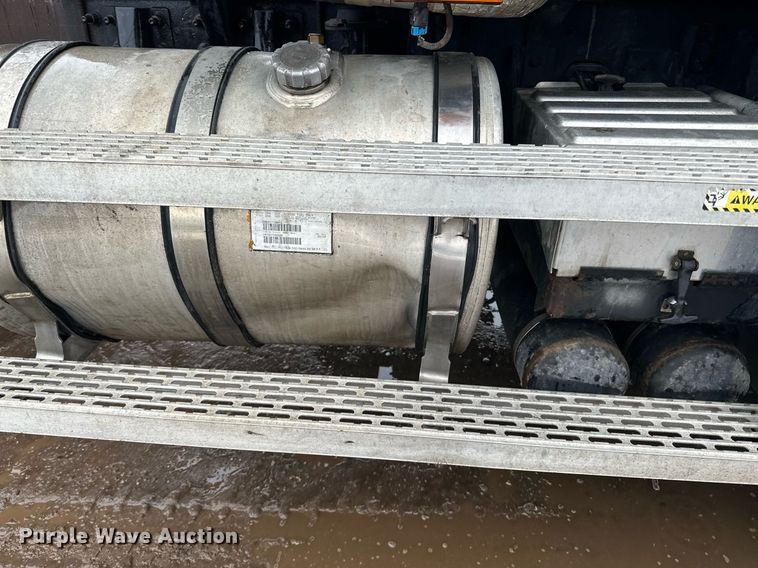 image for item LO9483 2007 Mack CTP713B roll-off container truck