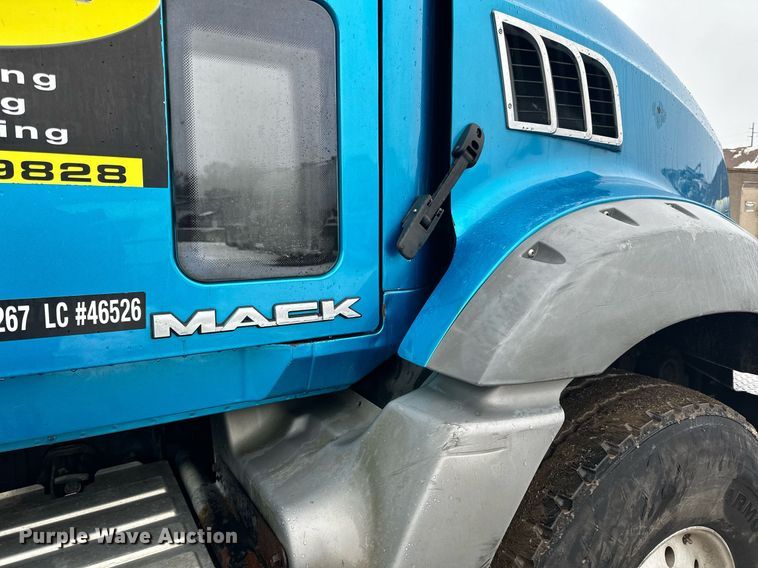 image for item LO9483 2007 Mack CTP713B roll-off container truck