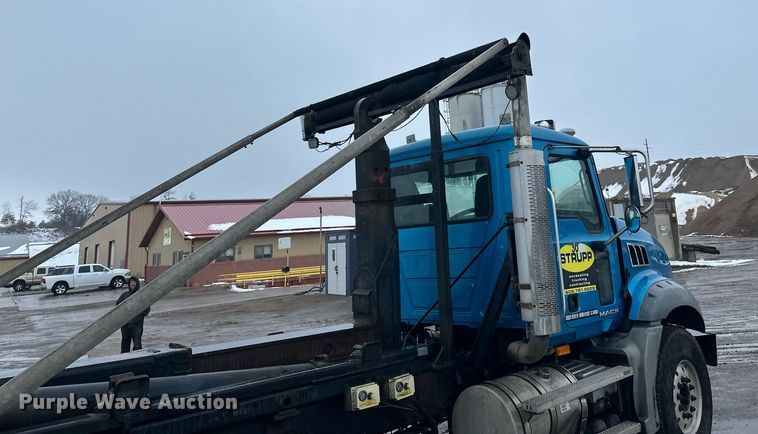 image for item LO9483 2007 Mack CTP713B roll-off container truck