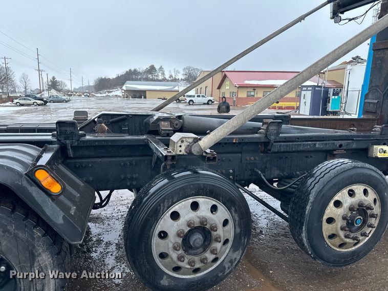 image for item LO9483 2007 Mack CTP713B roll-off container truck