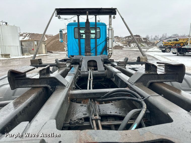 image for item LO9483 2007 Mack CTP713B roll-off container truck