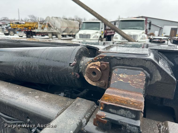 image for item LO9483 2007 Mack CTP713B roll-off container truck