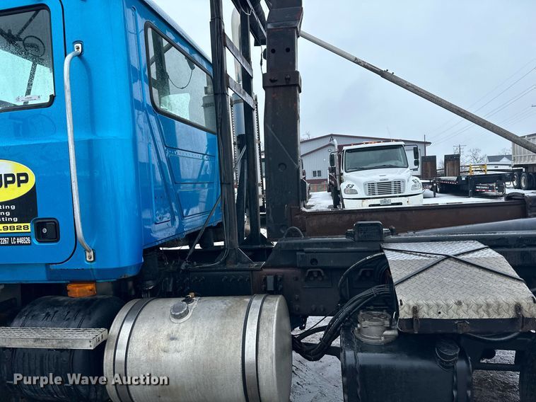 image for item LO9483 2007 Mack CTP713B roll-off container truck