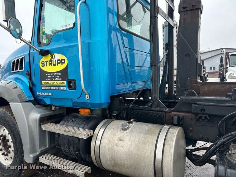 image for item LO9483 2007 Mack CTP713B roll-off container truck