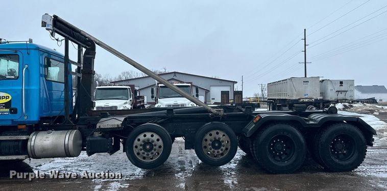 image for item LO9483 2007 Mack CTP713B roll-off container truck