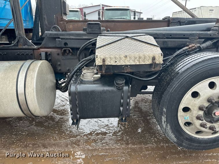 image for item LO9483 2007 Mack CTP713B roll-off container truck