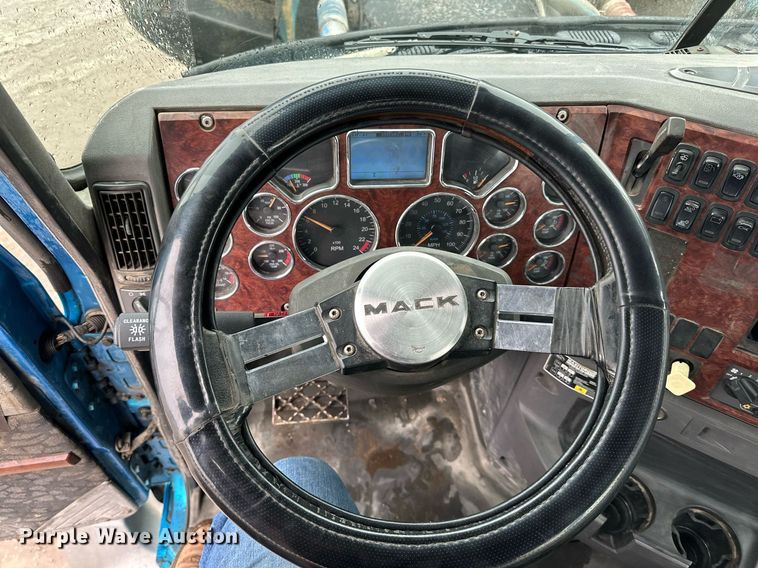 image for item LO9483 2007 Mack CTP713B roll-off container truck