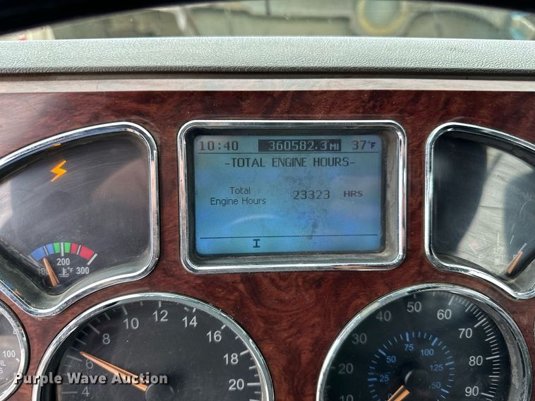 image for item LO9483 2007 Mack CTP713B roll-off container truck